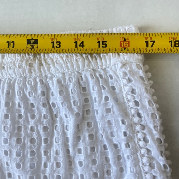 Lilly Pulitzer Size Medium White Lined Eyelet Pull-on Shorts Beach Vacation - Picture 5 of 6
